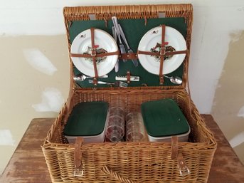 Thomas B. Swain & Sons Picnic Basket Set - Equestrian Fox Hunting Porcelain Plates - Service For 4