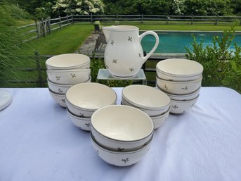 Fourteen Matceramica Portugal Bumblebee Themed Bowls & Pitcher