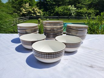 Thirteen Royal Doulton Plaid Noir Porcelain Bowls