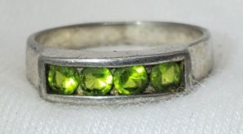 Vintage Stunning Sterling Silver Size 2.5 Ring With 4 Beautiful Green Stones ~ 1.63 Grams