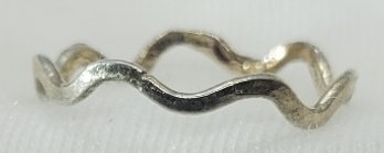 Vintage Sterling Silver Size 6 Petite Ring ~ 0.50 Grams