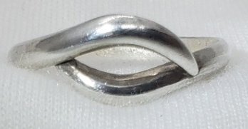 Vintage Sterling Silver Size 8 Gorgeous Ring ~ 1.93 Grams