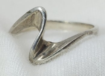 Vintage Sterling Silver Size 6 Stylish Ring ~ 1.75 Grams