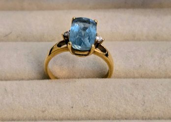 Vintage 14kt Gold Light Blue Topaz Solitaire Ring Flanked By 2 Small Diamonds On Either Side  Size 7.5