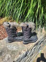 Sorel Women's Boots. Size 6. These Look Un-used. Faux Fur Lining. - - - - - - - - - - - -Loc: Laundry Room