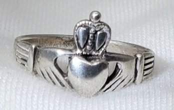 Vintage Sterling Silver Size 5 Beautiful & Petite Irish Claddagh Ring ~ 1.55 Grams