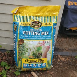 Unopened, Large 40 Quart Full Bag Of Kellogg Garden Organics Potting Mix.  Yard Bin