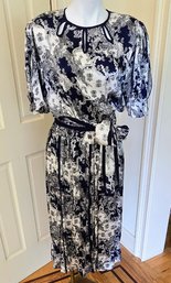 A Lovely Vintage Diana Fries Silk 3/4 Sleeve Dress With An Elegant Print In Navy & White