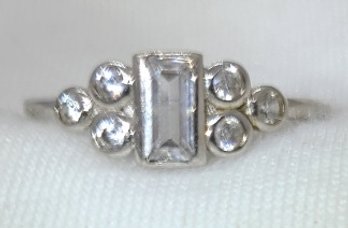 Vintage Sterling Silver Size 7.5 Beautiful CZ Ring ~ 1.67 Grams