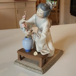 Vintage LLadro Spain ~ Japanese Geisha Flower Arranger Porcelain Figurine ~ 8'