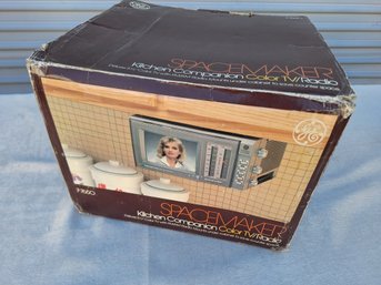 VINTAGE SPACEMAKER UNDER COUNTER TV IN ORIGINAL BOX