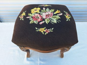 VINTAGE NEEDLEPOINT FRENCH PROVINCIAL FOOTSTOOL 16'