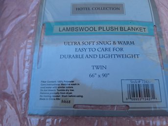 LAMBSWOOL PLUSH BLANKET AND DOUBLE COMFORTER