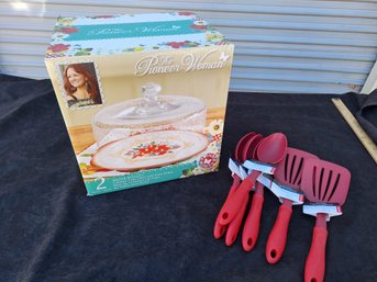 PIONEER WOMAN CLEAR GLASS CAKE DOME AND PLATE PEDESTAL WITH UTENSILS