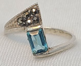 Sterling Silver Size 6 Gorgeous Ring With Sparkling Blue Stone ~ 1.78 Grams