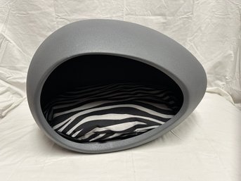 An Eggy's Pet Bed With Pillow Gray