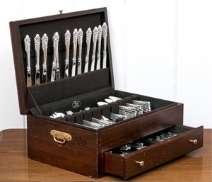 Set Of Wallace Sterling Grand Baroque Pattern Flatware In Wooden Case   142.585 Total T.O.