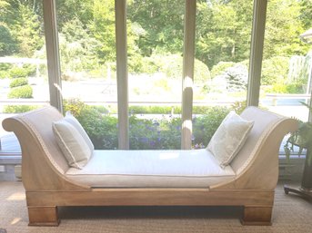 Charming Daybed In Off White Basketweave Fabric
