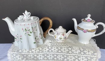 Lot Of 3 Teapots: Miniature Sadler, England, Fraureuth Germany, Large Teapot Tea Set On Lid, Thailand