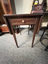 Federal Style Mahogany Drop Leaf Table