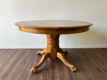 Awesome Paw Footed Circular Table With Expandable Leafs & Table Covers