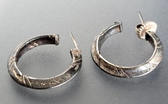 A Pair Of Sterling Silver Etched Classic Style Hoop Earrings