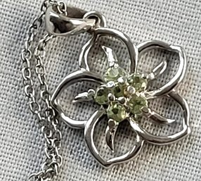 Pretty Sterling Silver Flower Pendant With Peridot Center & Made In Italy Chain