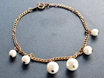 Pretty Vintage Bracelet With Graduated Pearls In Gold Tone