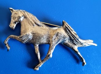 Nicely Detailed Etched Gold Tone Trotting Horse Brooch