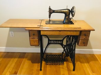 Vintage SINGER Sewing Machine