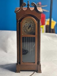 Mid-20th Century Vintage Electric Mantel Clock With Chimes