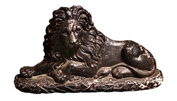 Black Painted Resting Lion