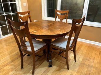 Wonderful Anique Round Oak Talle With Four Chairs