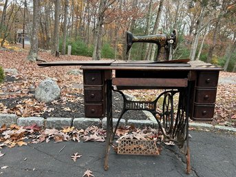 Singer Sewing Machine With Cast Iron Base