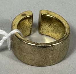 A HEAVY GOLD FILLED MENS RING