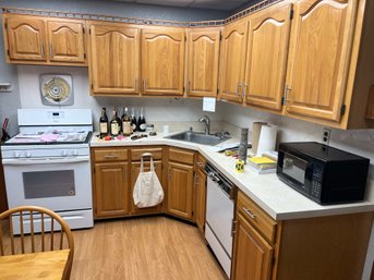 OAK KITCHEN CABINETS- FULL SET Top/Bottom & Top Rails * Possible Alternate P/up Avail** See  Desription