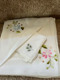 Delicate Vintage Table Cloth & 8 Napkins & Doilies Form Italy