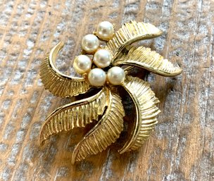 Vintage Gold Tone Brooch With Pearl