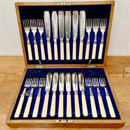 A Set Of 12  Antique Fish Knives And Fork - Beautiful Details