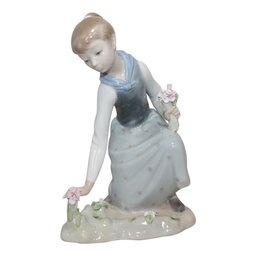 Lladro Figurine: 1172 Girl With Flowers