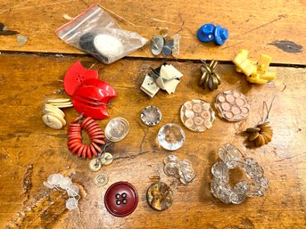 Lot Of Vintage And Deco Style Buttons