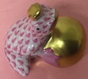 Herend Raspberry Fishnet Frog, Gold Gilded Crown & Ball.