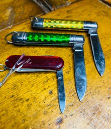 Lot 11- GORGEOUS VINTAGE 1940s POCKET KNIFE FROM VENDING MACHINE 'METALLIC YELLOW AND GREEN