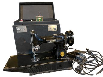 1949 Singer Featherweight Portable Sewing Machine Model 221-1.