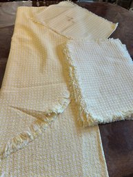 Mountain Weavers, Val 62' X 90' With Napkins, Yellow And White