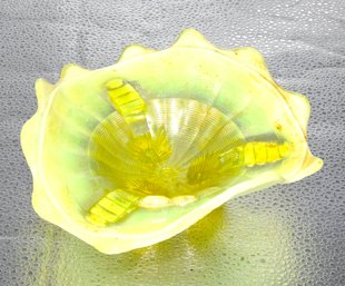 G89 Early Northwood Yellow Opalescent 3 Fluted Leg Dish