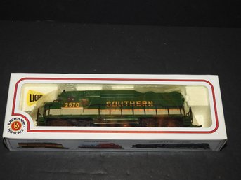 Southern 2570 Diesel Train Engine HO Scale