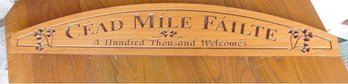 Gaelic Hundred Thousand Welcomes Arched Wooden Sign