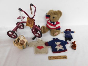 A Boyd's Bears Accessories Lot, Plus A Boyd's Bear