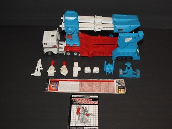 1980s Hasbro GEN-1 ULTRA MAGNUS Transformers Toy